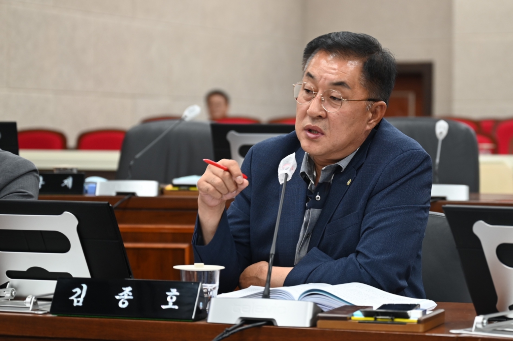 제321회 창녕군의회 제1차 정례회 행정사무감사특별위원회 이미지(3)