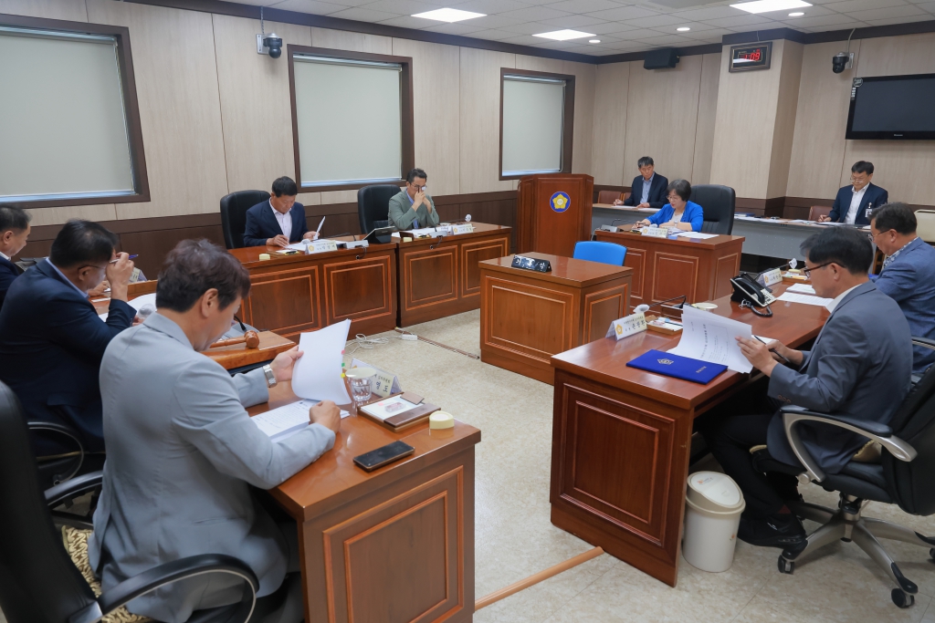 창녕군의회 의원연구단체 심의위원회 심의위원 위촉 및  심의위원회 개최 이미지(3)