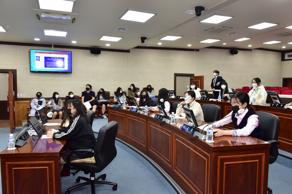 지방자치의 연장, 창녕군의회를 찾아서(신창여자중학교 창녕군의회 방문) 이미지(2)