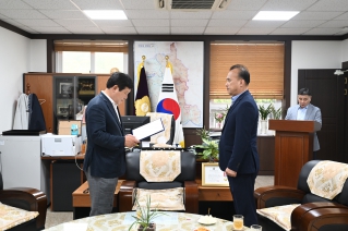지역사회 공헌 유공단체 표창 수여 표창 수여 대표이미지