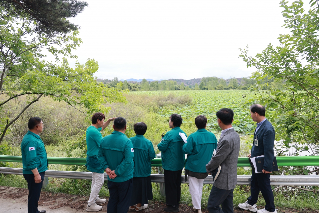 창녕군의회, 우포늪 여름 생태 확인 현장 방문 이미지(1)